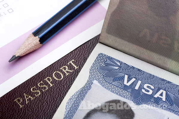 Si usted es Colombiano, su visa es tipo B1 /B2, de Visitante Temporal por Negocios o Placer, y no tiene 12 meses de vencida; puede renovarla sin necesidad de entrevista personal en la Embajada de los Estados Unidos.