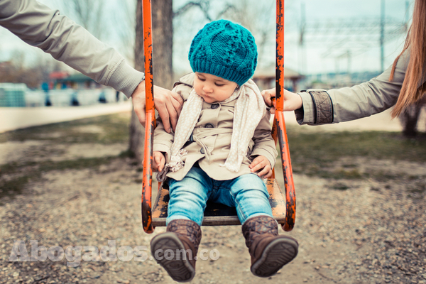 Es necesario acordar cuál de los padres asumirá el cuidado personal de los hijos que quedaron de la unión, en este punto es el juez de familia quien primero actúa como agente determinante considerando el interés superior de los niños. 