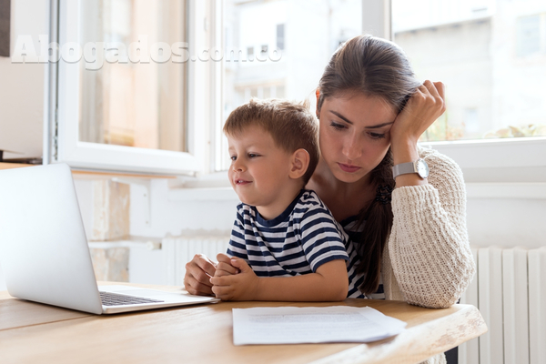 El trabajador y el empleador podrán convenir un horario flexible y las condiciones de trabajo para facilitar el cumplimiento de los deberes familiares.